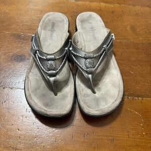 Minnetonka Pewter Women’s Leather Sandal Size 7